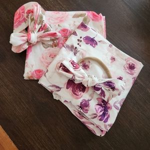 Two swaddling blankets and matching bows